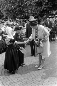 Koningin Juliana krijgt bloemen aangeboden van een jongen en meisje in klederdra, Bestanddeelnr 920-3759