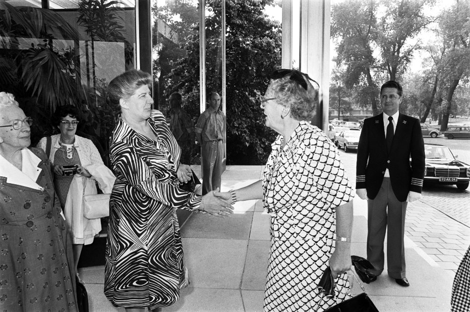 Koningin Juliana is aanwezig bij het 25e Wereldcongres 'Femmes chefs d'enterpri…, Bestanddeelnr 929-2286