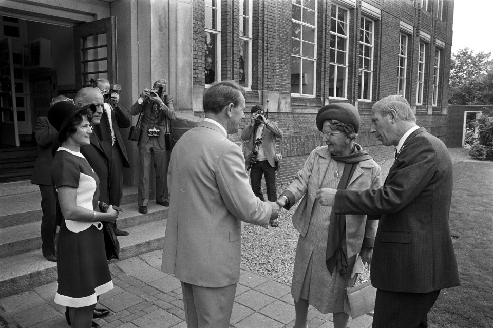 Koningin Juliana brengt bezoek aan Coevorden, Bestanddeelnr 925-8623