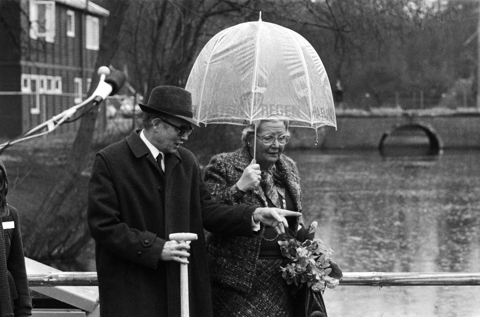 Koningin Juliana kijkt toe bij het boom planten, Bestanddeelnr 930-1802