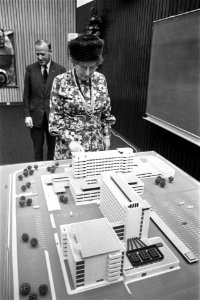 Koningin Juliana bij een maquette van het ziekenhuis, Bestanddeelnr 926-7919