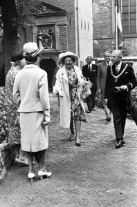 Koningin Juliana krijgt bloemen aangeboden Naast haar burgemeester van Gouda K, Bestanddeelnr 916-5539