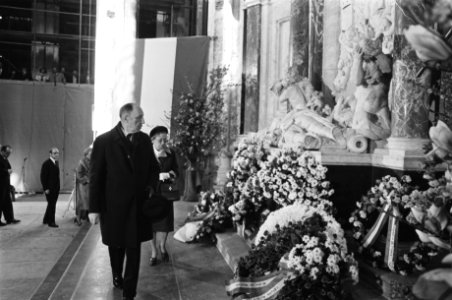 Koningin Juliana bij herdenkingssterfdag Michiel Adriaensz. de Ruyter in Nieuwe , Bestanddeelnr 928-5387