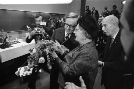 Koningin Juliana krijgt een bronzen hart van prof Durrer, Bestanddeelnr 925-4280