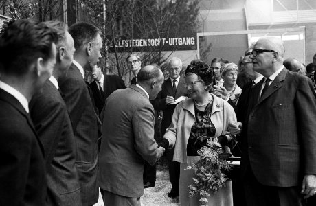 Koningin Juliana brengt een bezoek aan de tentoonstelling Frisiana te Leeuwarden, Bestanddeelnr 915-5380