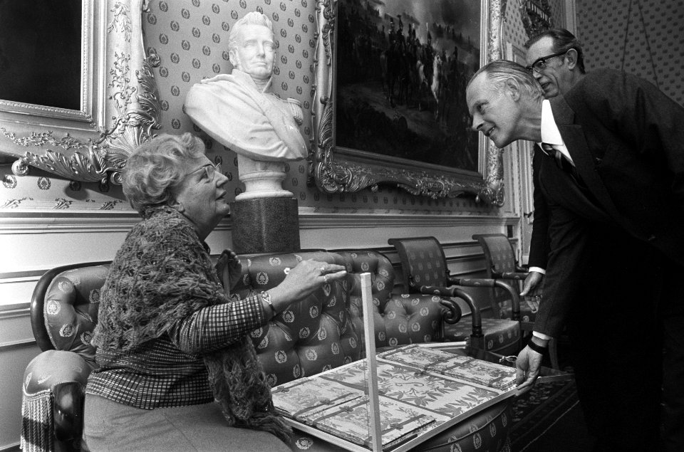 Koningin Juliana krijgt damast van een delegatie uit Tilburg op paleis Soestdijk, Bestanddeelnr 927-4869