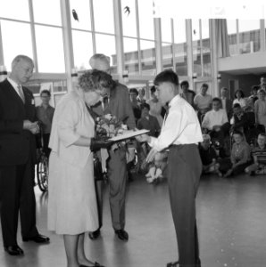 Koningin Juliana brengt een bezoek aan de Mythylschool te Utrecht, Bestanddeelnr 916-6088