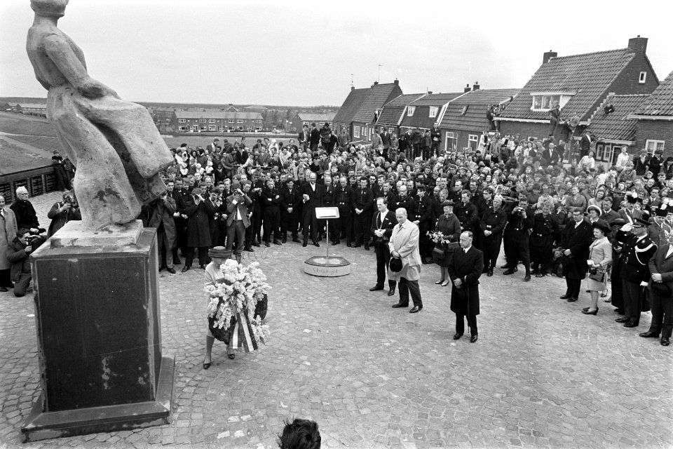 Koningin Juliana bezoekt Urk. Koningin Juliana legt een krans bij het Vissersmon, Bestanddeelnr 921-3432