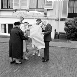 Koningin Juliana krijgt een cadeau aangeboden, Bestanddeelnr 911-3982
