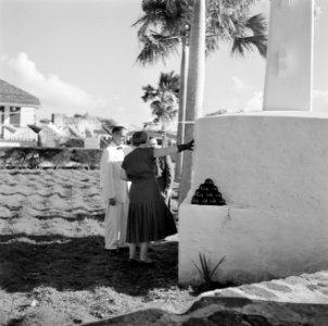 Koningin Juliana bij het monument op Fort Oranje in Oranjestad op Sint Eustatius, Bestanddeelnr 252-4035