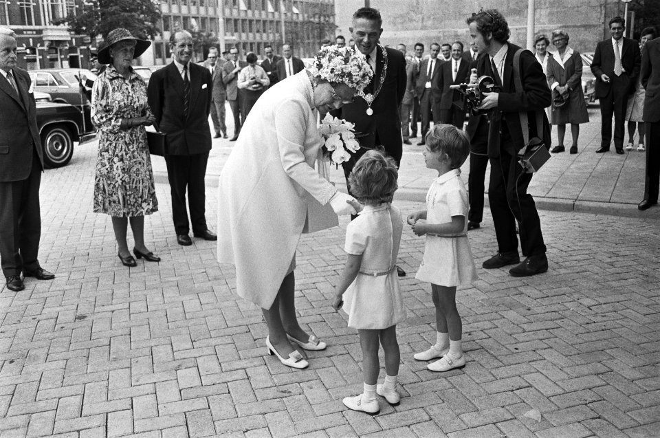 Koningin Juliana krijgt bij haar aankomst bij het SER-gebouw bloemen aangeboden, Bestanddeelnr 924-6952