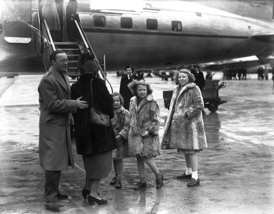 Koningin Juliana en drie prinsessen verwelkomen, Bestanddeelnr 904-5408