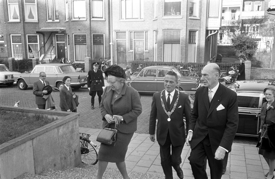 Koningin Juliana bij Congres Genootschap Onze Taal te Scheveningen de heer J. , Bestanddeelnr 921-7786