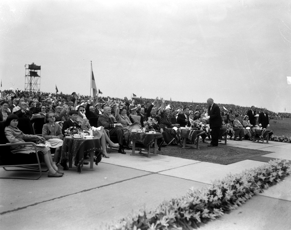 Koningin Juliana en de vier prinsessen op de ILSY luchtvaartshow, Bestanddeelnr 908-6650