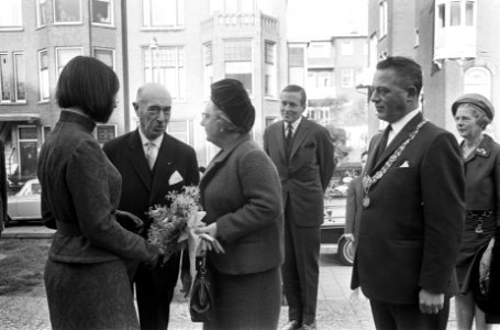 Koningin Juliana is aanwezig bij het Congres van het Genootschap Onze Taal te Sc, Bestanddeelnr 921-7785