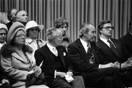 Koningin Juliana bij herdenkingssterfdag Michiel Adriaensz. de Ruyter in Nieuwe , Bestanddeelnr 928-5386