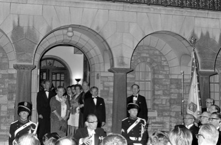 Koningin Juliana bij aankoms op het bordes van het oude gouvernement aan de Boui, Bestanddeelnr 919-5647