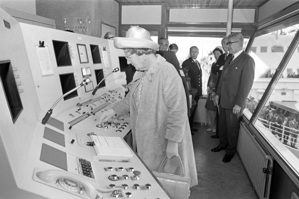 Koningin Juliana drukt op een knop in het bedieningshuisje, burgemeester Thomass, Bestanddeelnr 924-6394