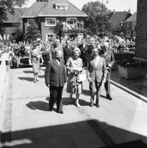 Koningin Juliana komt aan in Enschede, Bestanddeelnr 911-3958
