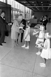 Koningin Juliana krijgt bloemen bij aankomst in het RAI Congrescentrum. Links p, Bestanddeelnr 920-4302