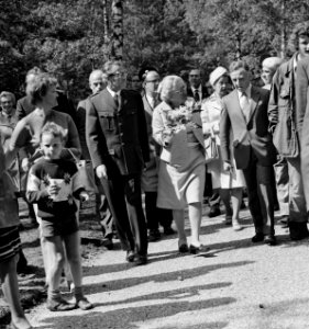 Koningin Juliana bezoekt het Gooi, in Huizen koningin Juliana tijdens wandeling, Bestanddeelnr 927-2394