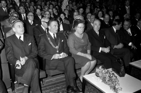 Koningin Juliana bij Congres Genootschap Onze Taal te Scheveningen de heer J. , Bestanddeelnr 921-7784