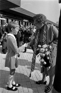 Koningin Juliana krijgt bloemen van een patiëntje, Bestanddeelnr 923-8699