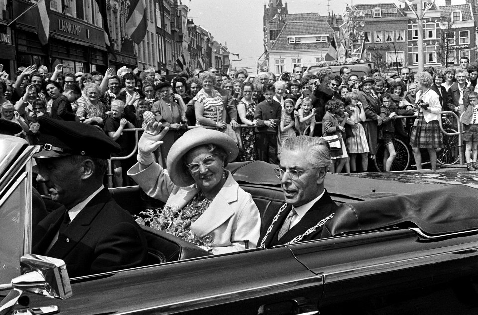 Koningin Juliana en burgemeester K.F.O. James van Gouda maken een rondrit door d, Bestanddeelnr 916-5535
