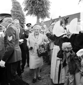 Koningin Juliana bezoekt het Gooi, in Huizen koningin Juliana maakt wandeling, Bestanddeelnr 927-2392