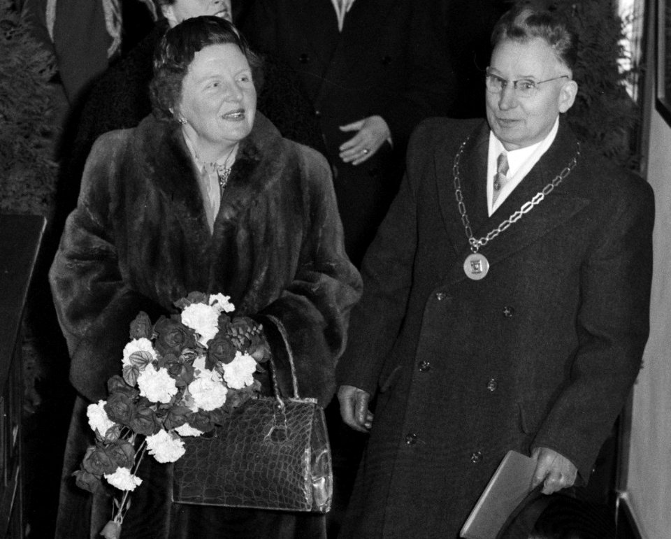 Koningin Juliana en burgemeester A.M.F. Freijters (1955)