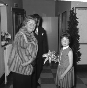 Koningin Juliana krijgt bloemen bij aankomst, Bestanddeelnr 917-6333