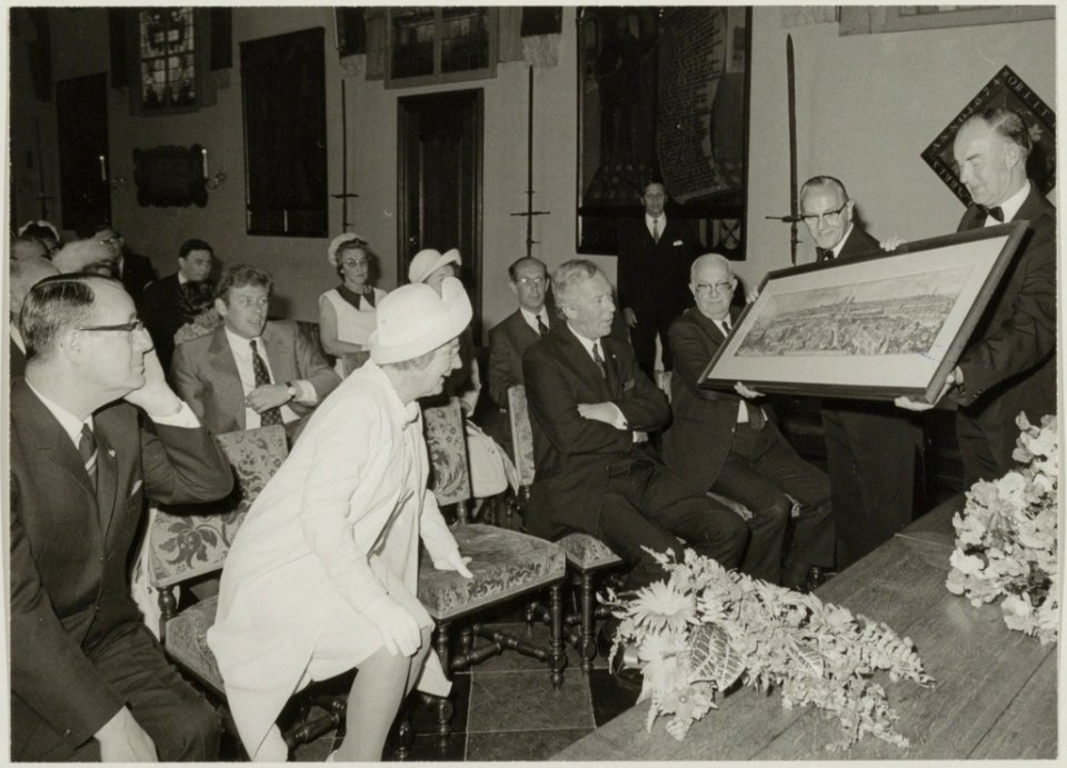 Koningin Juliana bezoekt Haarlem, ontvangst op het stadhuis. NL-HlmNHA 54011907 02