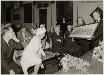 Koningin Juliana bezoekt Haarlem, ontvangst op het stadhuis. NL-HlmNHA 54011907 02