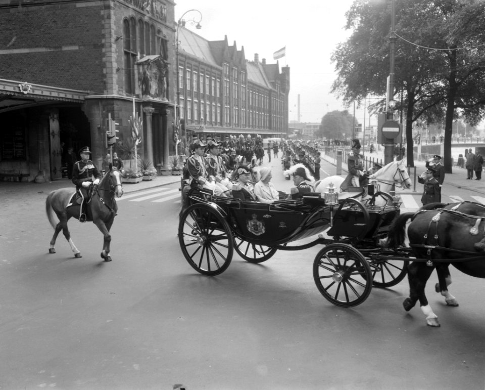 Koningin Juliana en koning Olav in open calèche naar de Dam, Bestanddeelnr 916-8575
