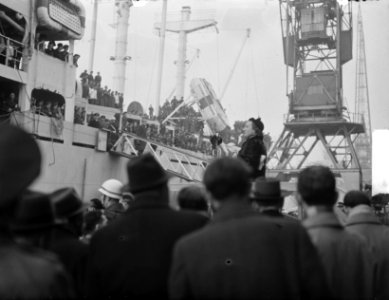 Koningin Juliana bij de terugkeer van het schip Groote Beer, aan boord met overs, Bestanddeelnr 903-7810