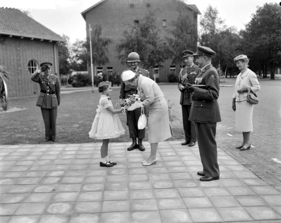 Koningin Juliana krijgt bloemen bij aankomst, Bestanddeelnr 911-4562