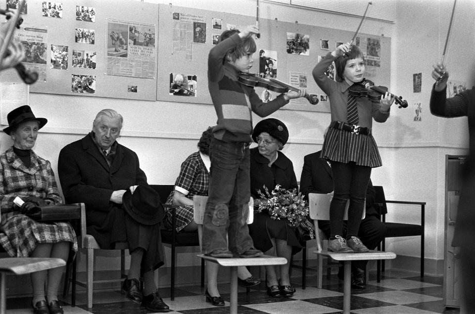 Koningin Juliana bezoekt gemeente Rheden, Hare Majesteit met vioolstudentjes tij, Bestanddeelnr 926-2346