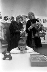 Koningin Juliana en Claude Pompidou-Cahour bezoeken de Waalse school in Mariahoe, Bestanddeelnr 923-0411
