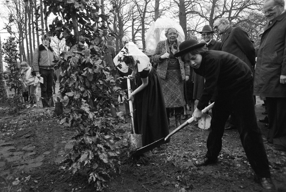 Koningin Juliana kijkt toe hoe kinderen in klederdracht een boom planten, Bestanddeelnr 930-1801