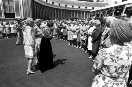 Koningin Juliana bij de zanghulde van de delegatie uit Badhoevedorp, Bestanddeelnr 927-9854