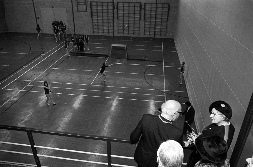 Koningin Juliana bezoekt gemeente Rheden, Hare Majesteit bezoekt sporthal, Bestanddeelnr 926-2351