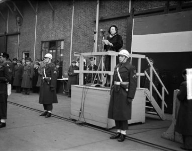 Koningin Juliana bij de terugkeer van het schip Groote Beer, Juliana houdt een t, Bestanddeelnr 903-7811