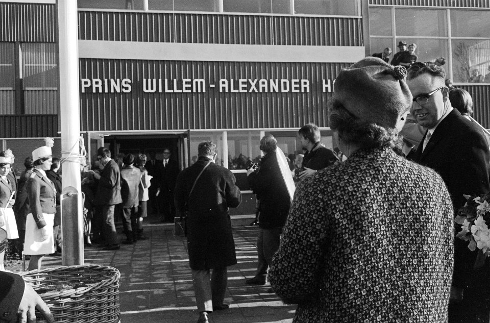 Koningin Juliana bij de sportschool die de naam van prins Willem Alexander draag, Bestanddeelnr 920-8409