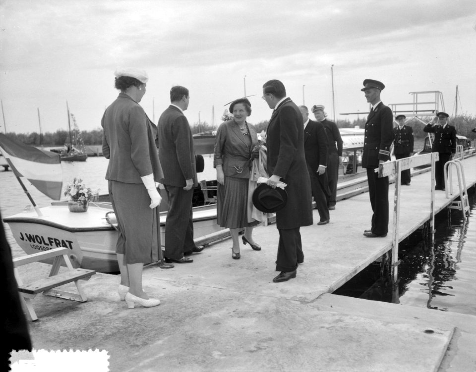 Koningin Juliana bezoekt het openluchtzwembad in Breukelen, Bestanddeelnr 907-7867