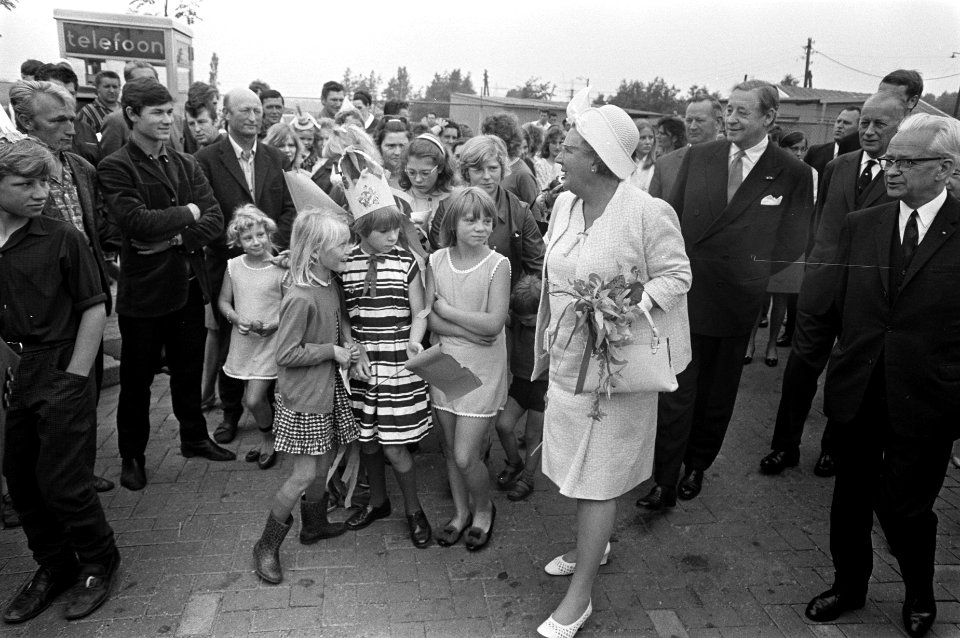Koningin Juliana is tijdens het bezoek omringd door kinderen, Bestanddeelnr 922-5610
