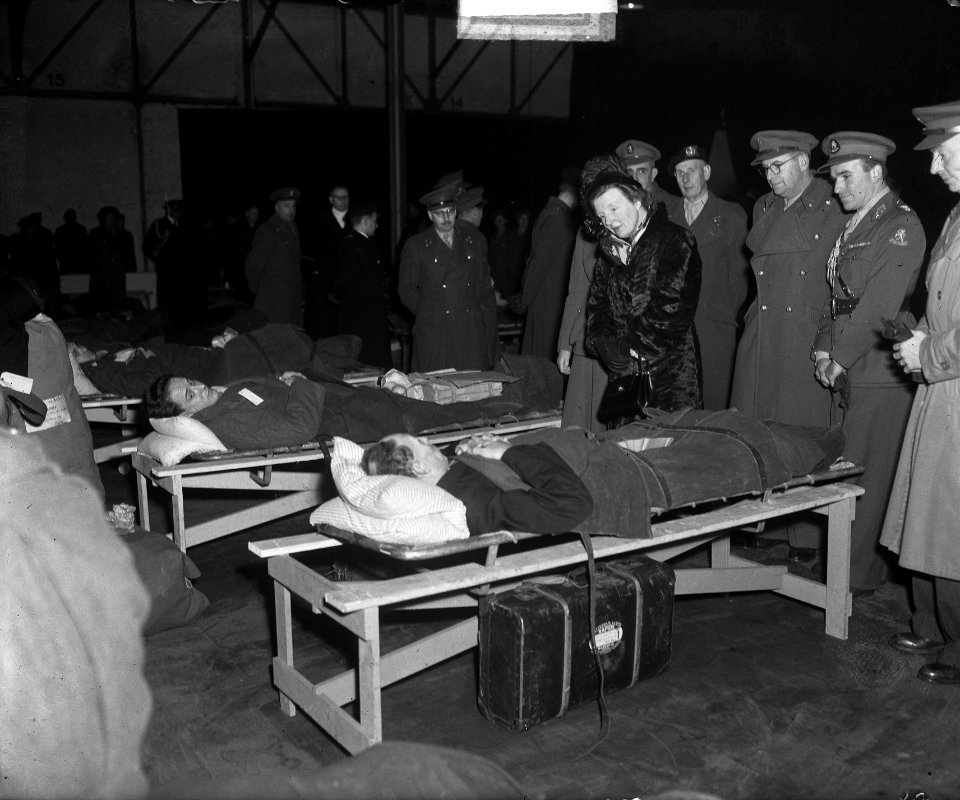 Koningin Juliana bij de terugkeer van het schip Groote Beer, koningin Juliana in, Bestanddeelnr 903-7815