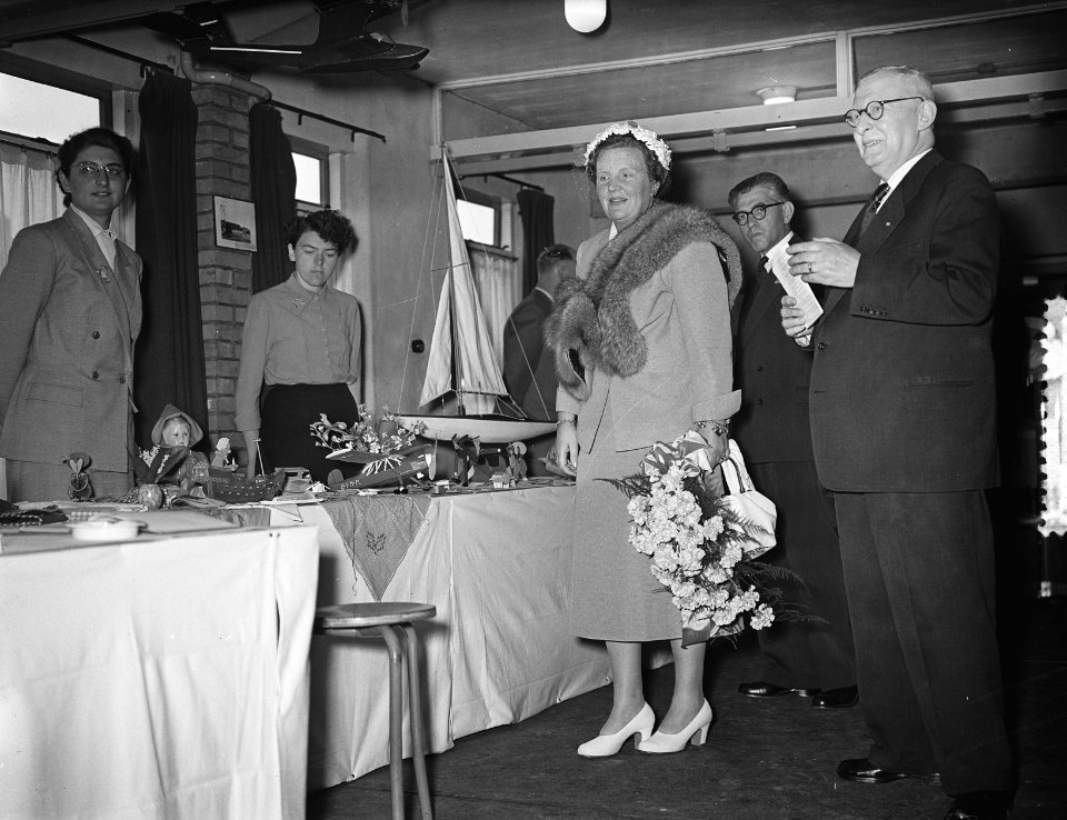 Koningin Juliana bezoekt het Ahoygebouw in Rotterdam, Bestanddeelnr 906-4975