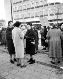 Koningin Juliana is in gesprek met oude vriendinnen van studentenvereniging, Bestanddeelnr 917-3754