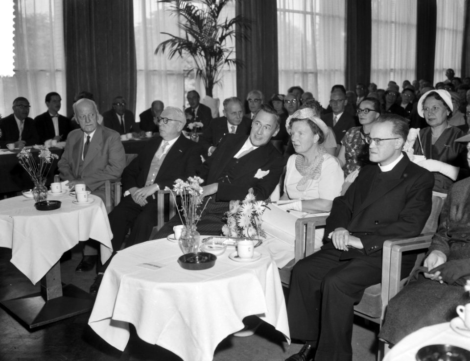 Koningin Juliana bij 10 jaar Nederlandse Gesprekcentrum Utrecht, Bestanddeelnr 910-7209