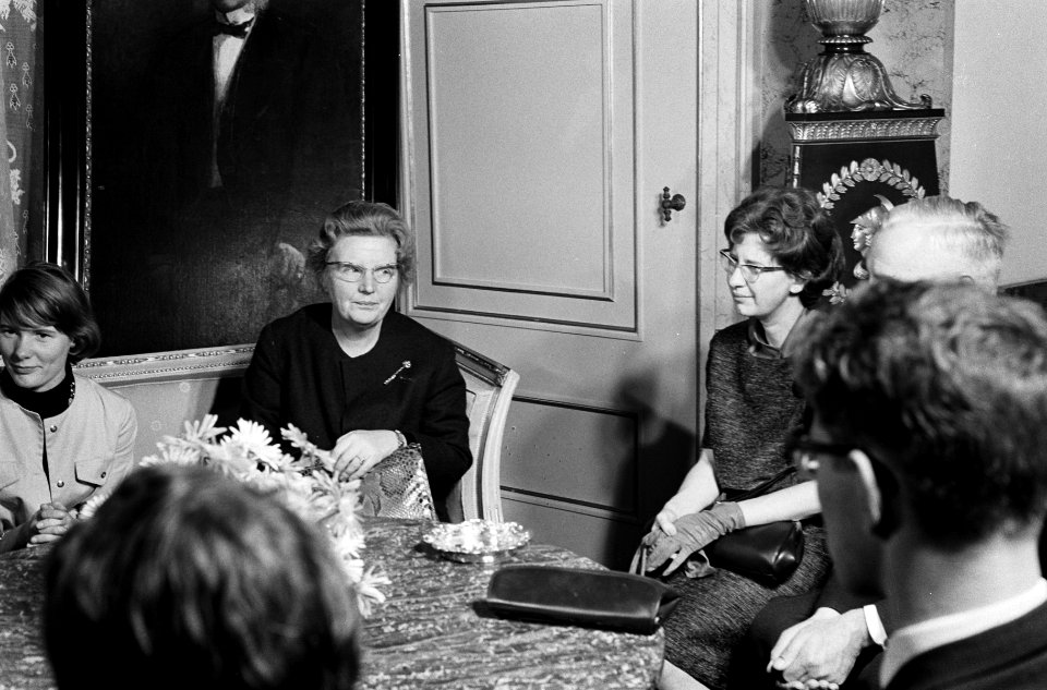 Koningin Juliana in gesprek met enkele jongeren, Bestanddeelnr 915-7519